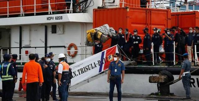 印尼彻夜进行坠毁客机搜救行动 部分遇难者遗体被发现