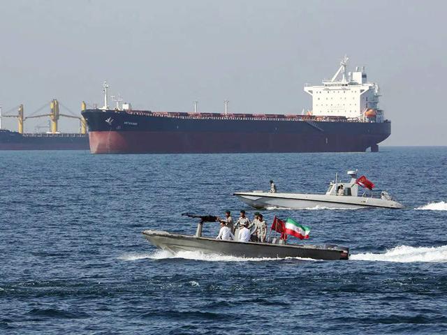 印尼对伊朗油轮出手，中国25名船员被扣押，外交部：继续密切关注