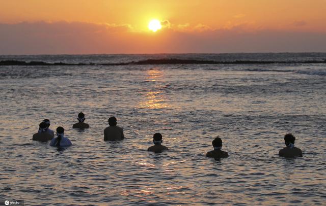 看着都冷！日本民众举行年度沐浴活动