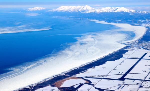 日本北海道纹别市迎来流冰季 游客乘坐破冰船观赏