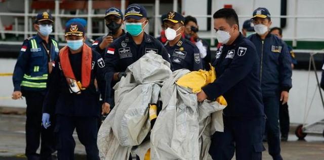 印尼彻夜进行坠毁客机搜救行动 部分遇难者遗体被发现