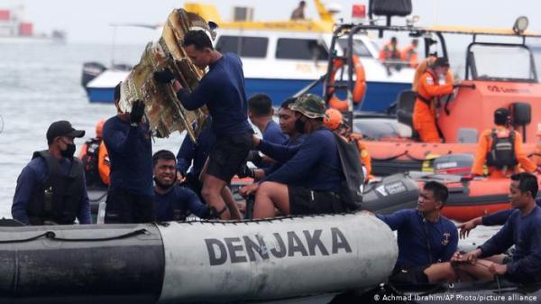 改签航班！印尼一家五口在空难中全部遇难……