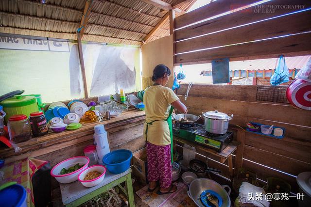 印尼女孩的人生：住在简陋的小木屋，不出门不上学生活十分简单