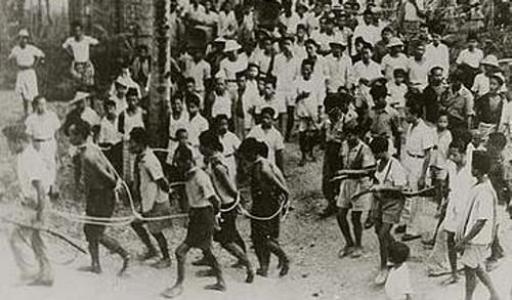 1965年，30万华人惨遭印尼排华残害，路旁到处悬挂侨胞头颅