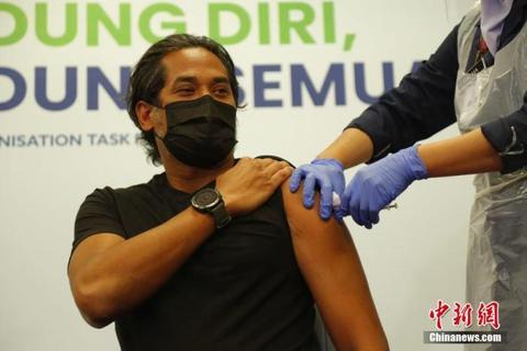马来西亚开始接种中国新冠疫苗