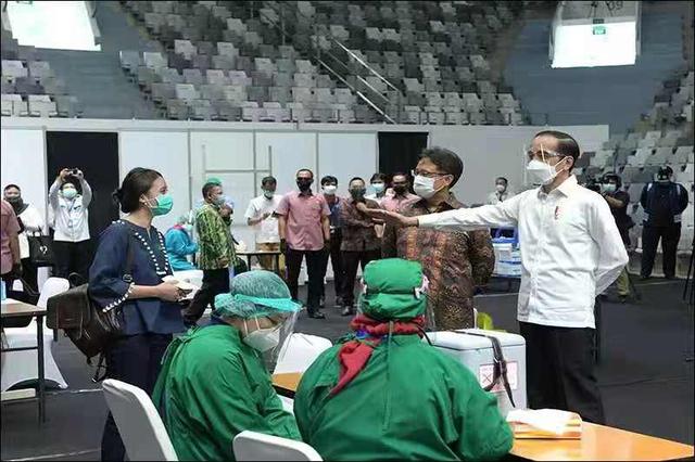 印尼总统佐科维视察医护人员接种新冠疫苗现场