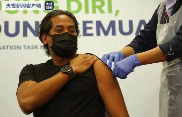 马来西亚启动中国新冠疫苗接种工作 首位接种者表示疫苗安全有效