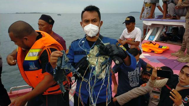 印尼一架载超50人客机失联，当地媒体：印尼北部出现疑似飞机残骸