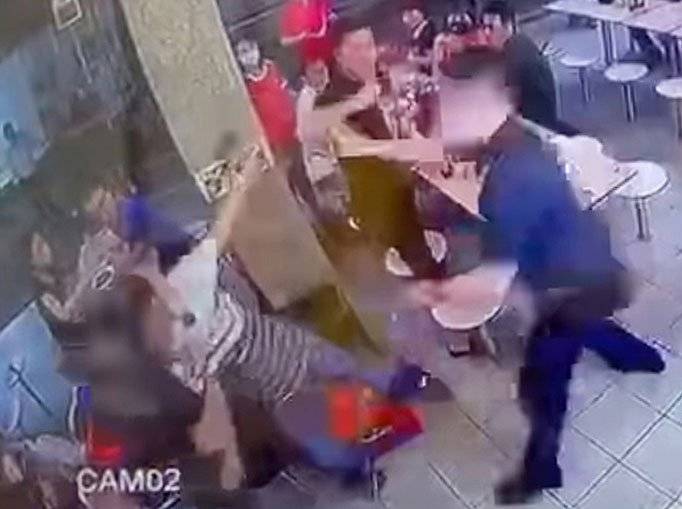 疑瞪眼引冲突 钥匙叔挥拳揍食客