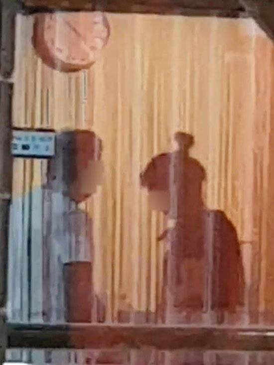 奇!老阿伯上“美甲店” 原来有特别服务