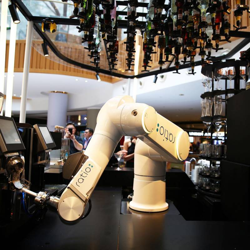 用机器人调酒、泡咖啡，靠谱么