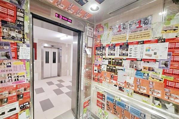 商家有布告栏不用 电梯贴满