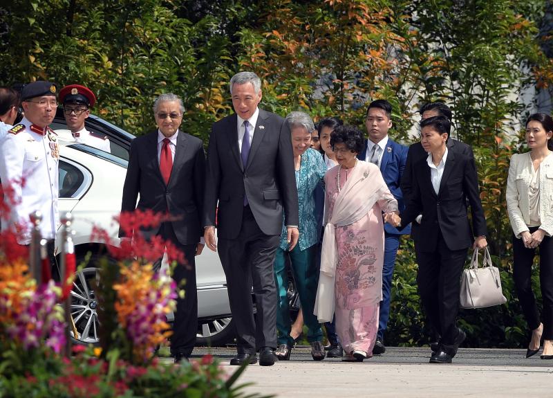 20181112 mahathir and PM walking.jpg