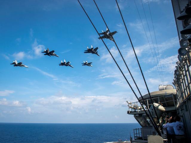 南海出现罕见一幕！马来西亚苏30战斗机从美军航母战斗群上空飞过