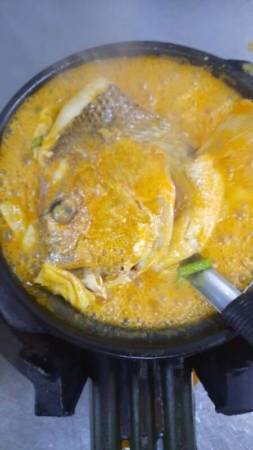 好犀利！黄亚福街金龙咖喱鱼头冷冻包 狮城2个月 卖逾1000包