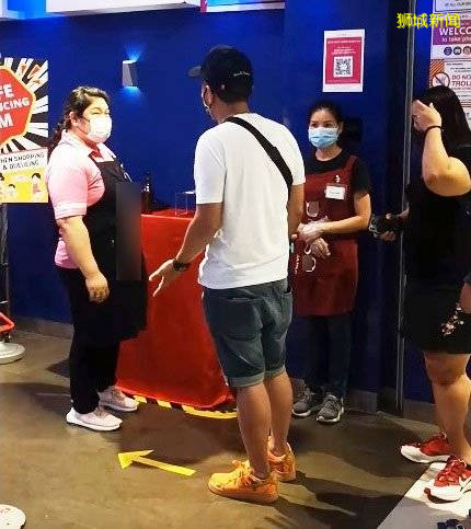 男子飙骂讲华语女店员 回呛录影者：要当英雄就穿披风