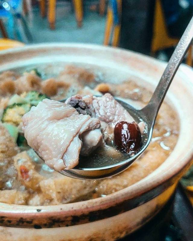 食阁里的平民美食“奇香鸡煲”正宗好味道！招牌鸡煲特色汤头、秘制调料👍 一锅两吃超下饭