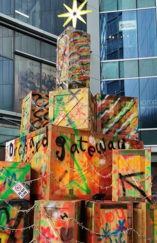 乌节路圣诞树变新春树 设计者被酸偷懒