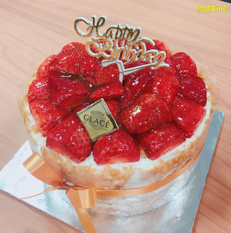 让狮城压抑的生活中，添上草莓的的色彩