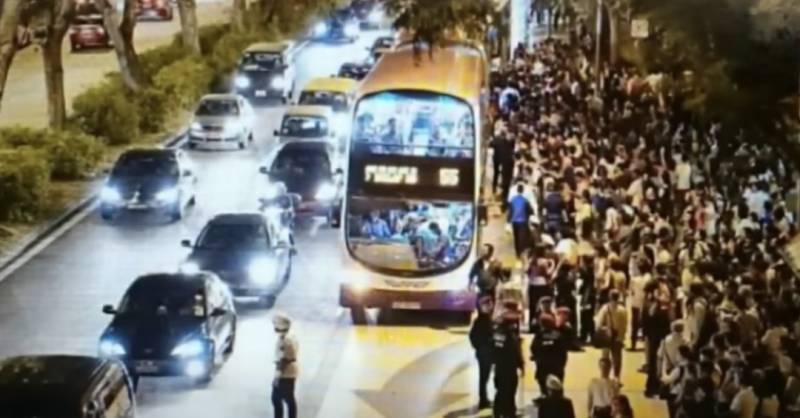 实拍！新加坡地铁线大崩溃！人挤人，黑暗中被锁车厢三小时