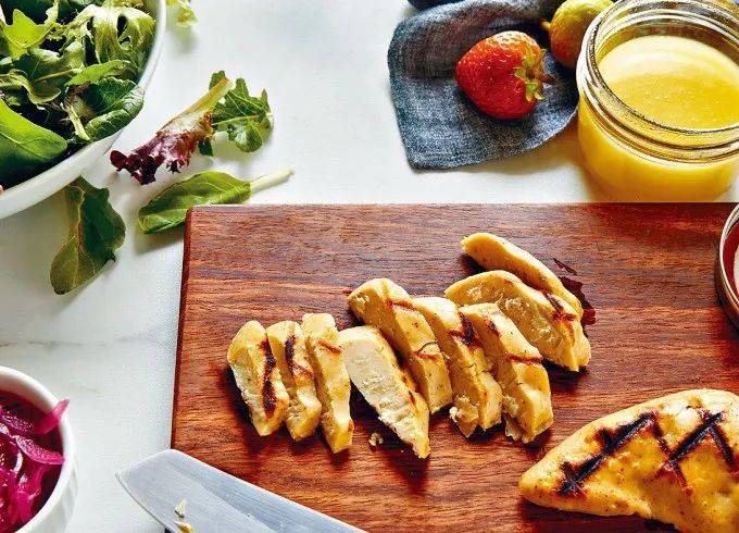 采集活鸡细胞制成，新加坡成为全球首个批准售卖培植肉国家