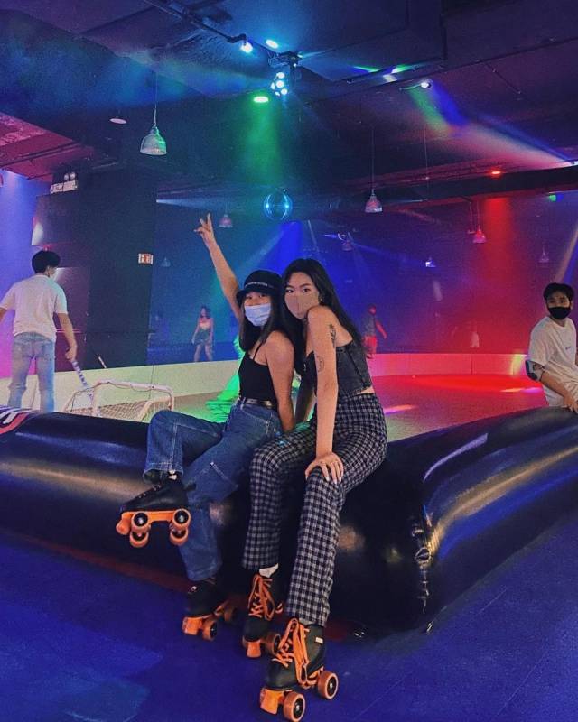 新加坡最大室内旱冰场 “HiRoller” !💈80、90后的青春、复古迪斯科 + 边滑边蹦迪💃🏻🕺🏻
