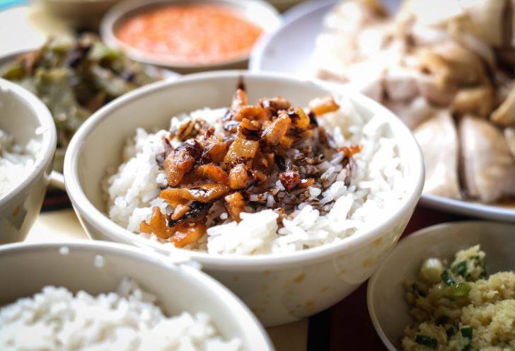 新记驰名鸡饭!别忘了要求撒上松脆的猪油渣