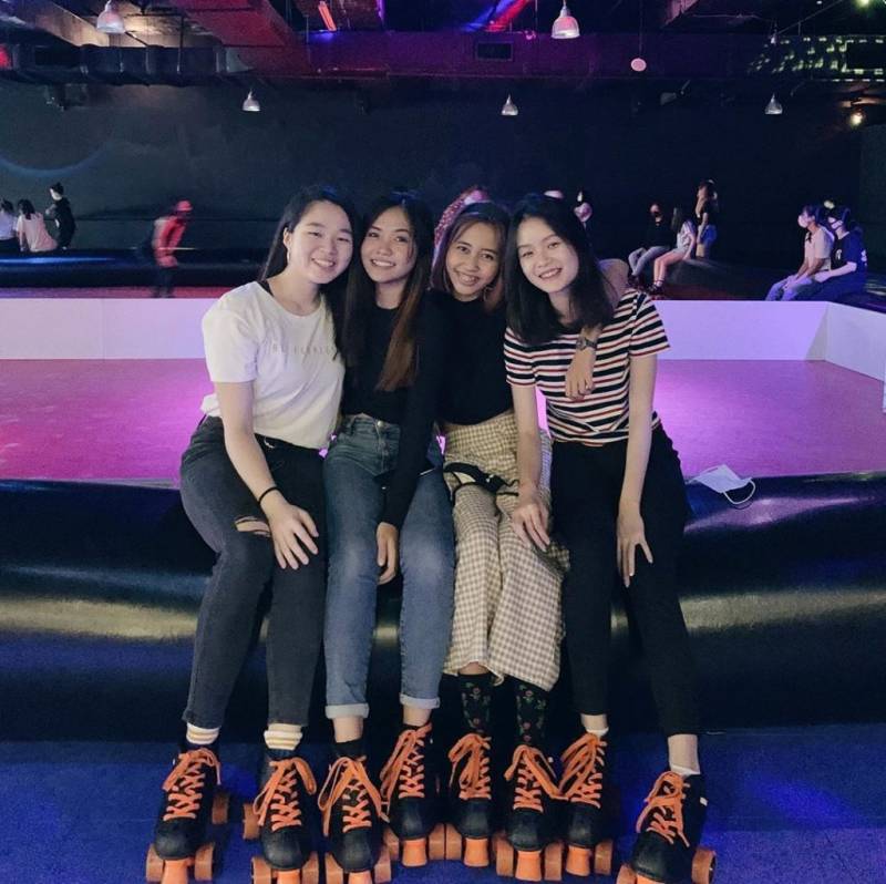 新加坡最大室内旱冰场 “HiRoller” !💈80、90后的青春、复古迪斯科 + 边滑边蹦迪💃🏻🕺🏻