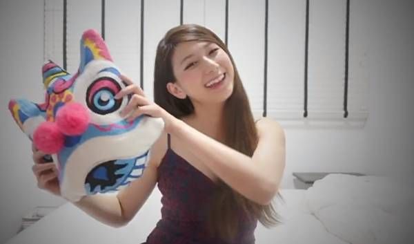 《牛仔很忙》改成新年歌 美女网红叫你“不要乱出去”