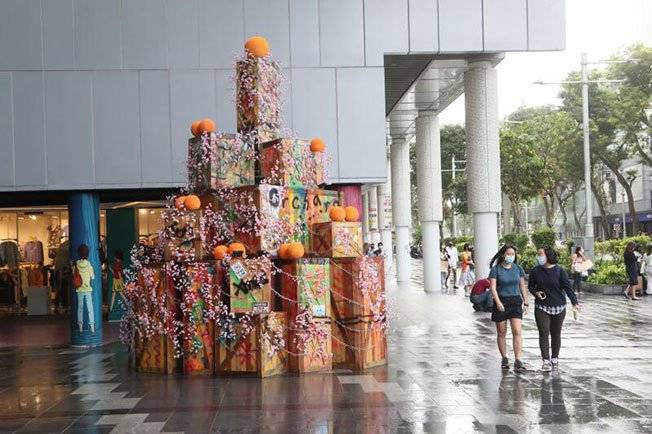 乌节路圣诞树变新春树 设计者被酸偷懒