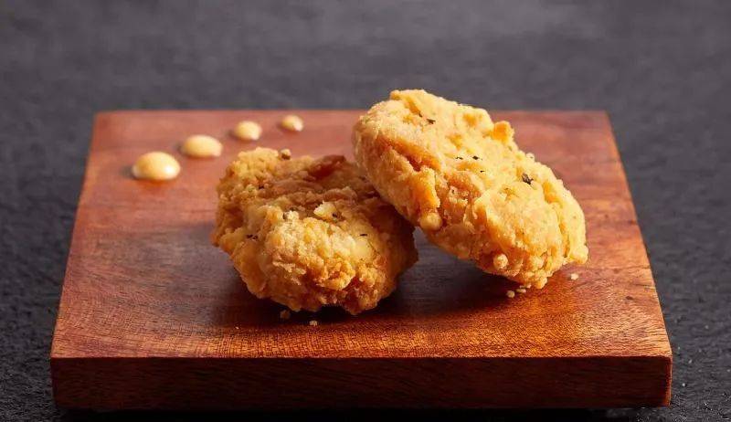 采集活鸡细胞制成，新加坡成为全球首个批准售卖培植肉国家