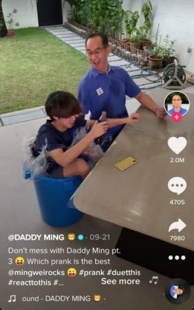 狮城恶作剧老爸爆红 整盅儿子吸粉540万