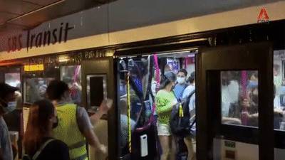 实拍！新加坡地铁线大崩溃！人挤人，黑暗中被锁车厢三小时