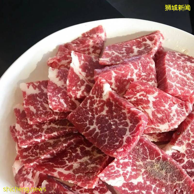 没有什么比烤肉更有人间烟火的美食了，狮城那些“滋滋”作响的烤肉，在向你招手