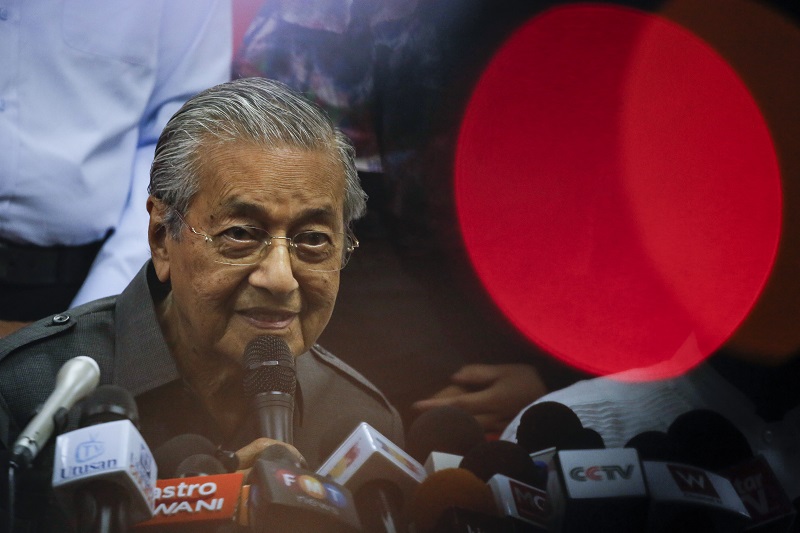 Mahathir and little red dot.jpg