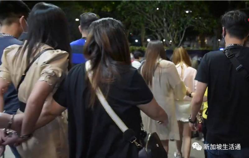 新加坡警方突查娱乐场所，30女子提供非法陪客服务被逮捕