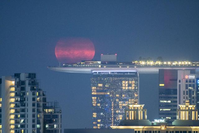 新加坡：“超级月亮”现身夜空
