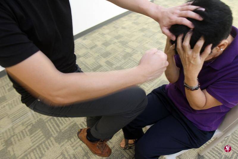 搭电梯骂人没等他 中风男 暴打 女子