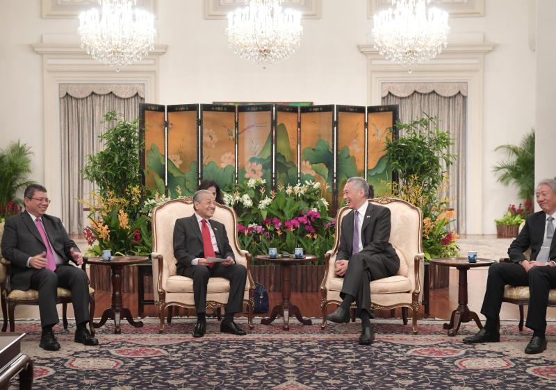 20190408 PM lee and Mahathir in Spore ST.jpg