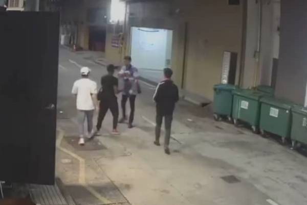 倒霉员工遇3醉汉 后巷倒垃圾无端端被打