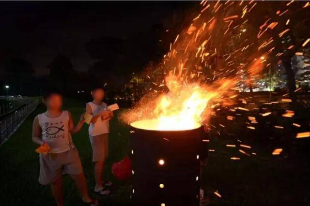 木柜神坛起火致80人疏散，新加坡农历七月“玩火”季别光顾著祭奠“好兄弟”