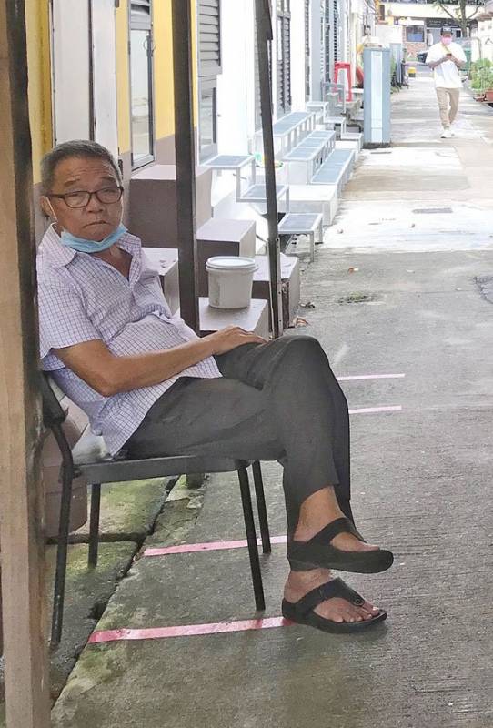 75岁街头理发师 10多年坚持不起价