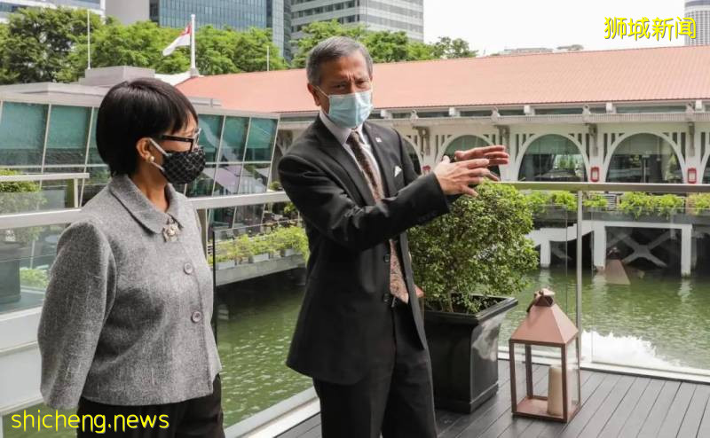 印尼外长蕾特诺访问新加坡，两国同意开始探讨如何恢复必要旅行