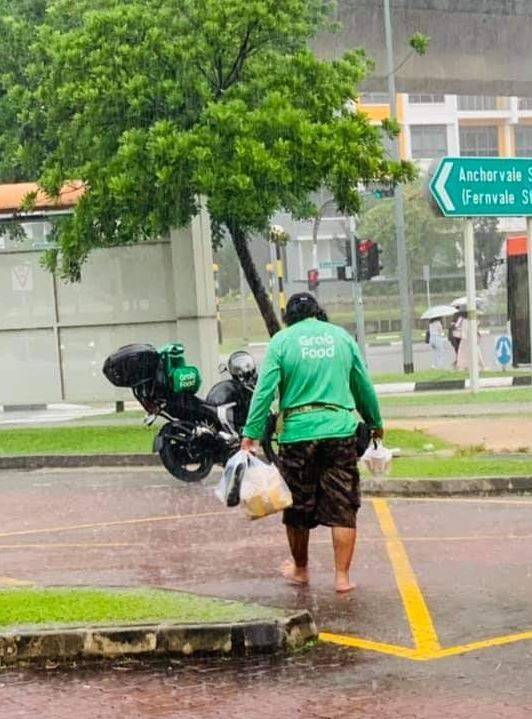 正能量！ Grabfood送餐员赤脚在大雨中行走，引起讨论