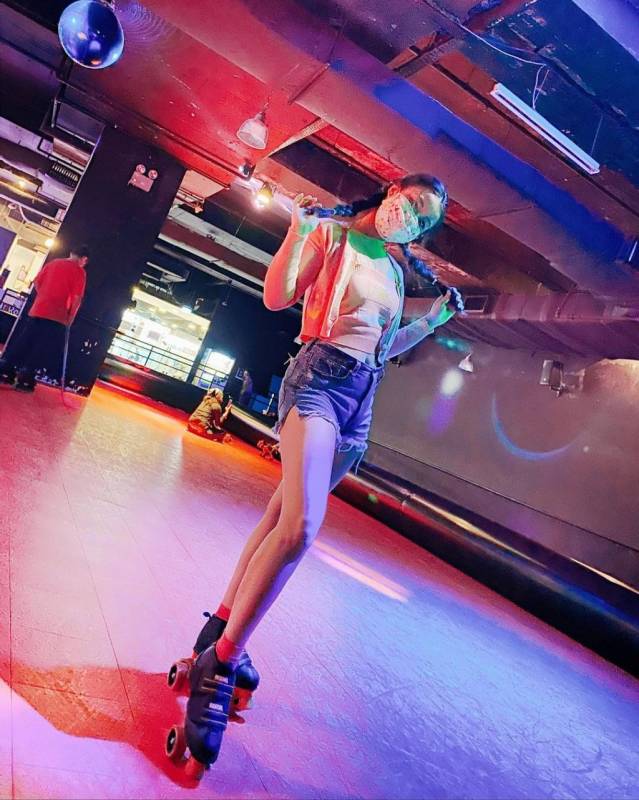 新加坡最大室内旱冰场 “HiRoller” ！💈80、90后的青春、复古迪斯科 + 边滑边蹦迪💃🏻🕺🏻