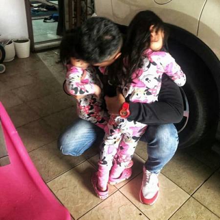 短暂团聚又得返狮城打拼 离别一刻 爸爸女儿哭成泪人