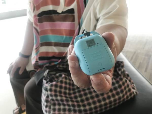 ◤肺炎疫情◢狮城电影院推“合力追踪” 民众持携手防疫器入场 赞好