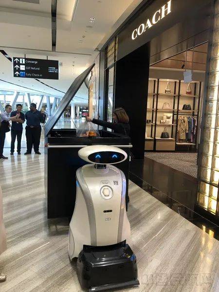 新加坡樟宜机场有一群“多才多艺”的机器人