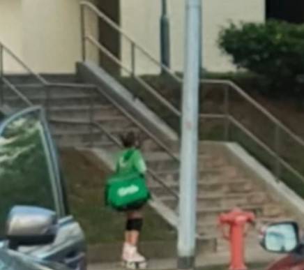 生活从来都没有容易的！新加坡现送餐员滑直排轮送餐