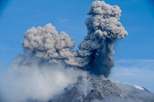 印尼锡纳朋火山再度喷发 冒出滚滚浓烟